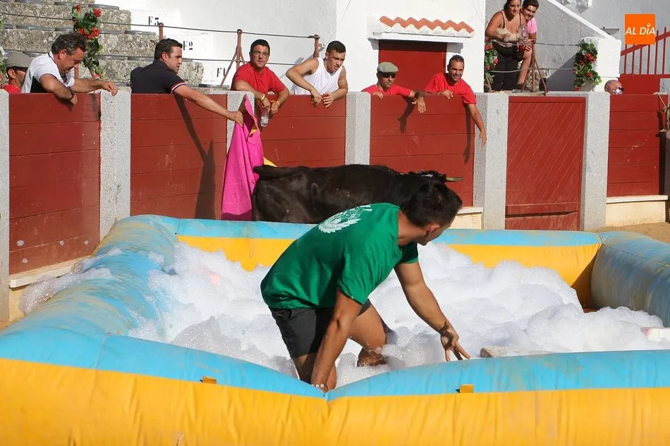 Las peñas se enfrentan en el divertido Grand Prix Gladiator