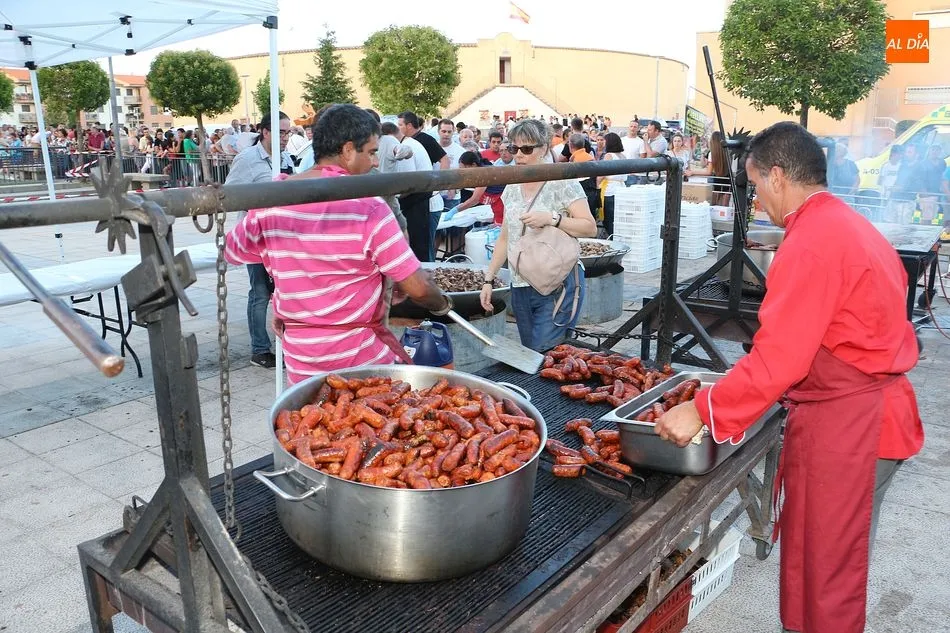 El Ayuntamiento reparte 2.000 raciones de parrillada en la cena de las fiestas