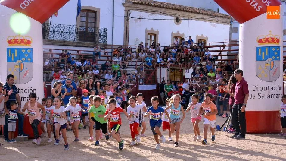 Un grupo de niños dispuestos a iniciar la carrera en la Toromaratón de Lumbrales / E. Corredera