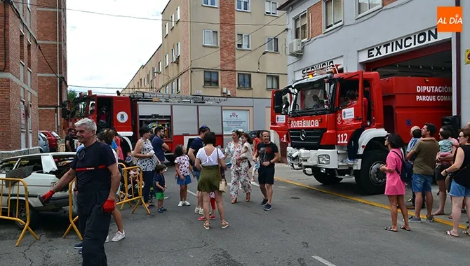 El Parque comarcal de Bomberos de Peñaranda celebraba este domingo una jornada de puertas abiertas
