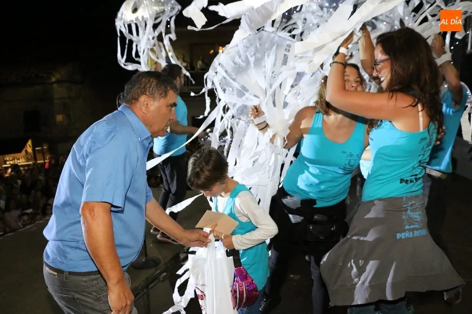 Extraordinario desfile de peñas en Masueco con La Resaca como ganadores  