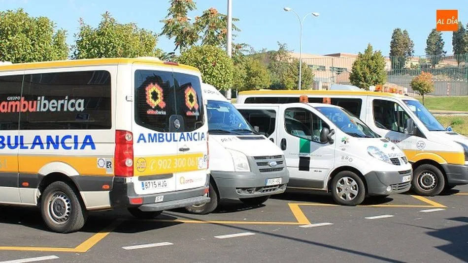 Ambulancias de Ambuibérica a la puerta del Hospital Clínico de Salamanca. Foto de archivo