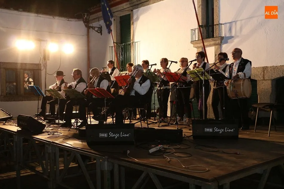 El grupo El Pescador llena la plaza con su música