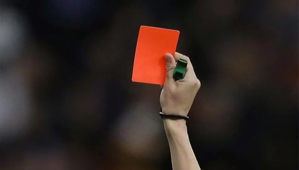 De pronto las reglas del fútbol se ven afectadas por una norma muy específica cual es sancionar con roja a cualquier falta realizada a la altura del tendón de Aquiles