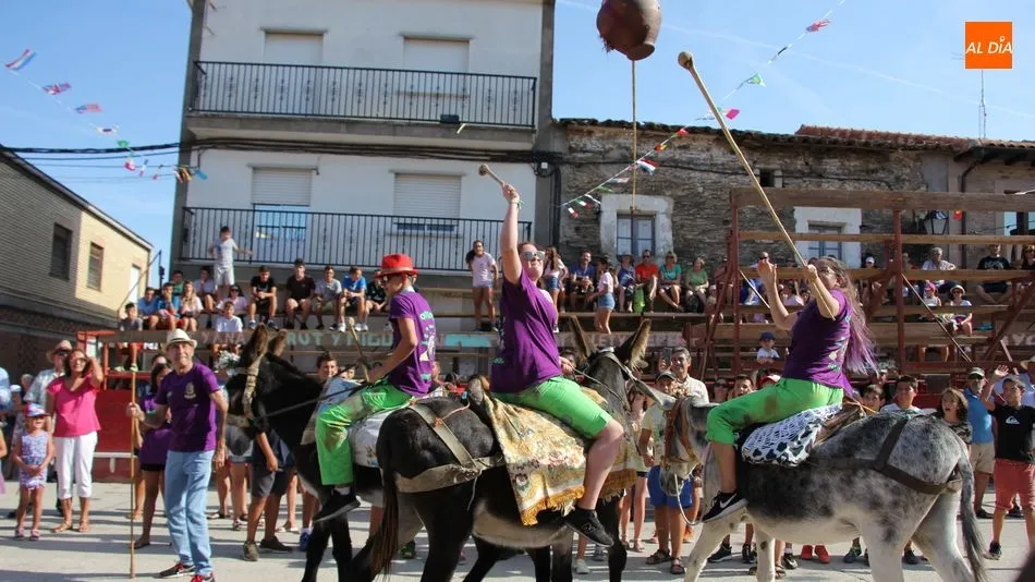 Los jóvenes montaron a lomos de burros para la tradicional rotura de cántaros ante la expectación de los más pequeños / MARIBEL