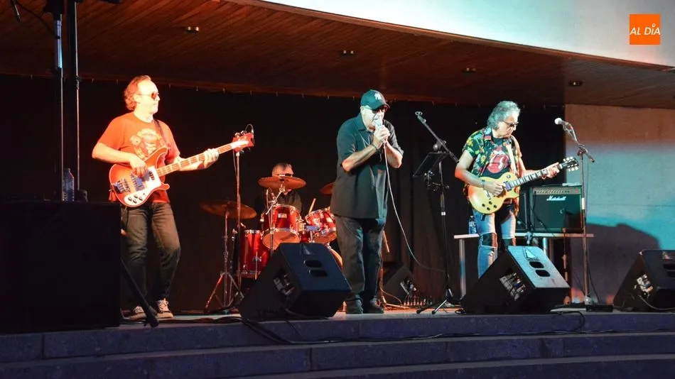 Concierto de Berlín Blues en la plaza exterior de la biblioteca Torrente Ballester. Foto: Lydia González