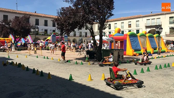 Cientos de personas participaban en la Multiactividad Infantil celebrada en la Plaza Nueva