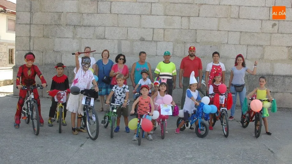 Los más pequeños desfilaron por las calles de Vilvestre con sus bicicletas engalanadas / SILVESTRE