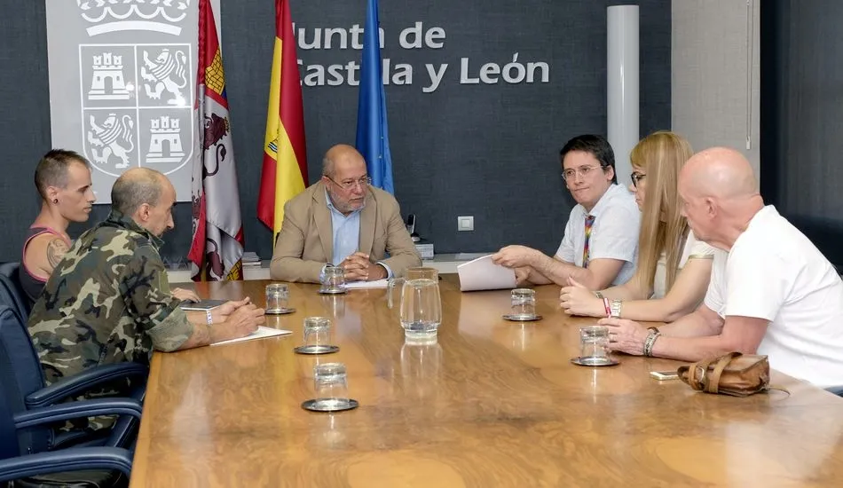 Francisco Igea se ha reunido hoy con representantes de la Federación Castellana y Leonesa de Lesbianas, Gays, Transexuales, Bisexuales