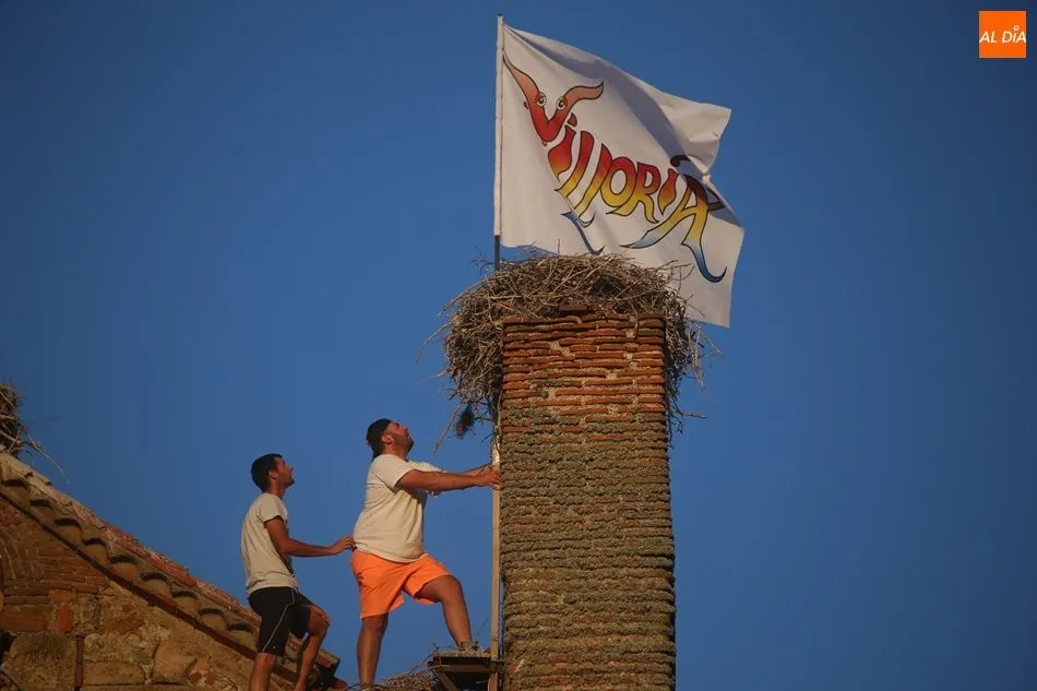 Jóvenes de Villoria colocan la mariseca | Víctor Sánchez