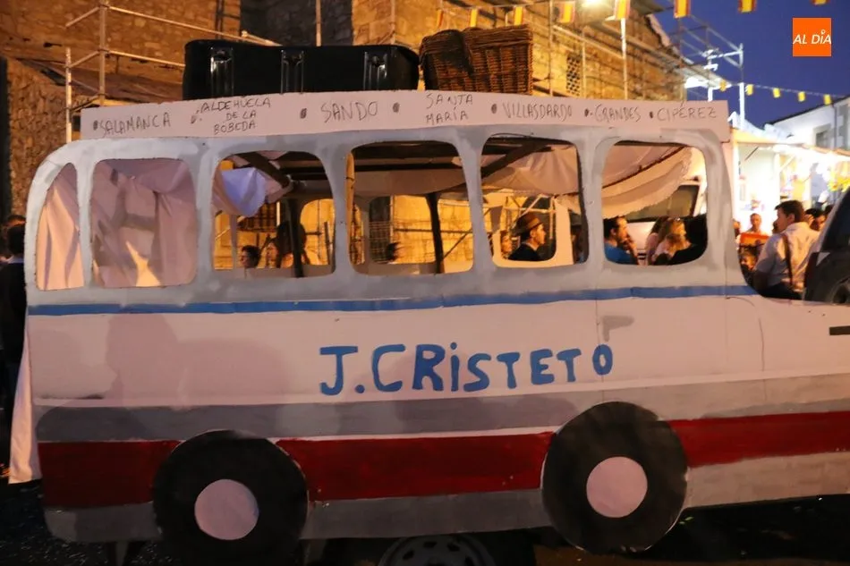 Vistoso y animado desfile de carrozas en Cipérez con Blancanieves de ganadora  