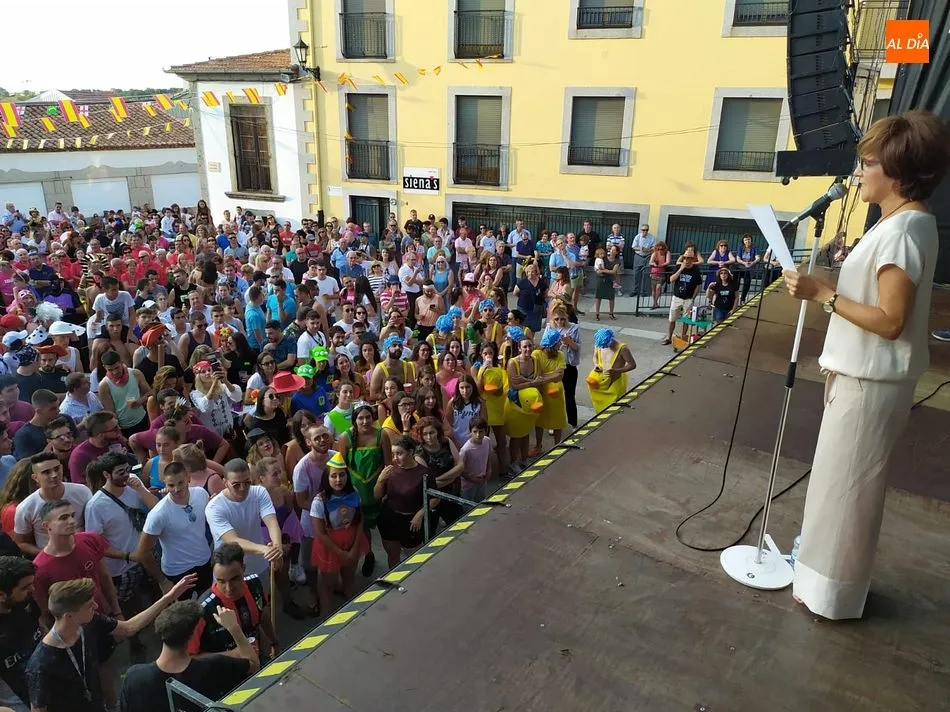 El multitudinario chupinazo da comienzo a las fiestas de San Bartolo