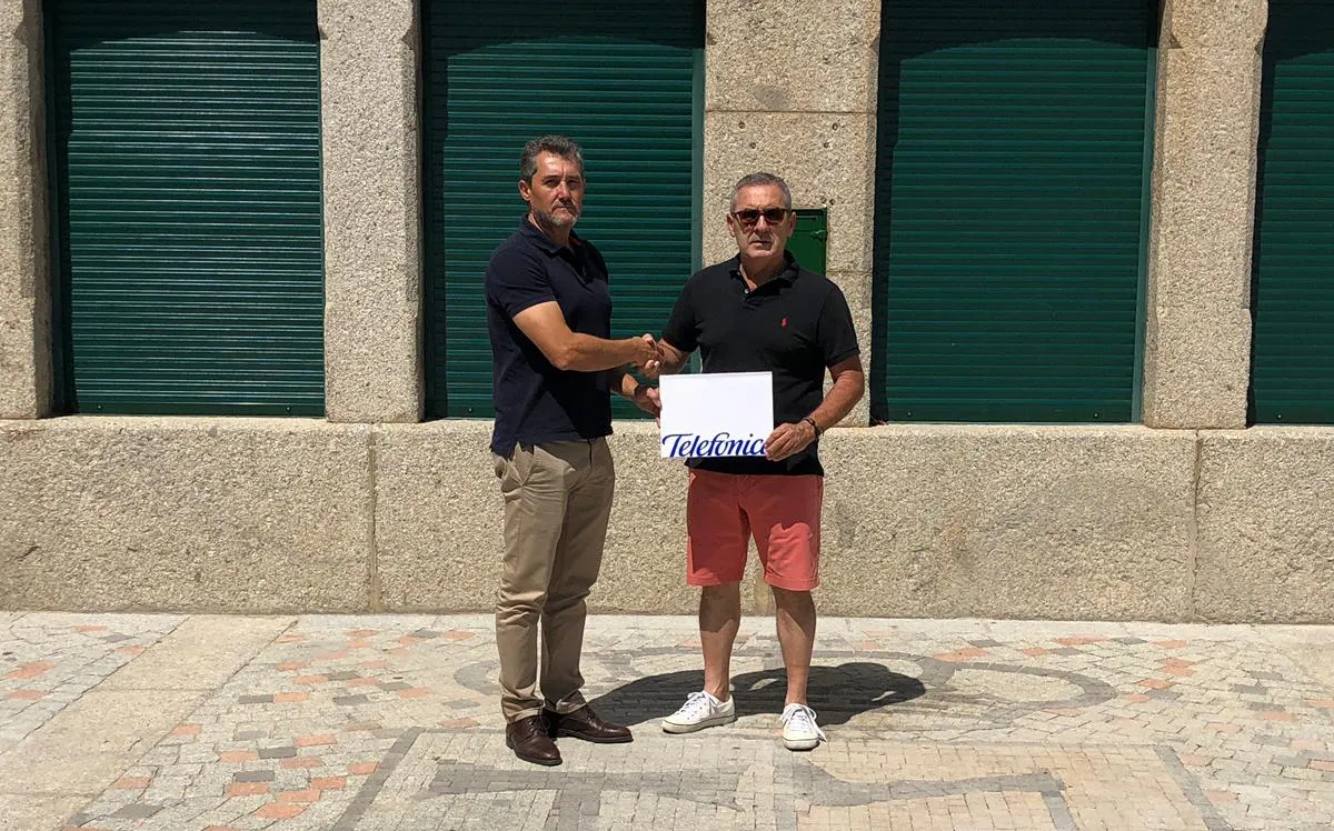 Un representante de Telefónica y el alcalde de Los Santos, Juan Morato