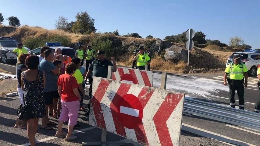 Vecinos de Fuentes de Béjar en plena protesta ante los trabajos de cierre del cruce