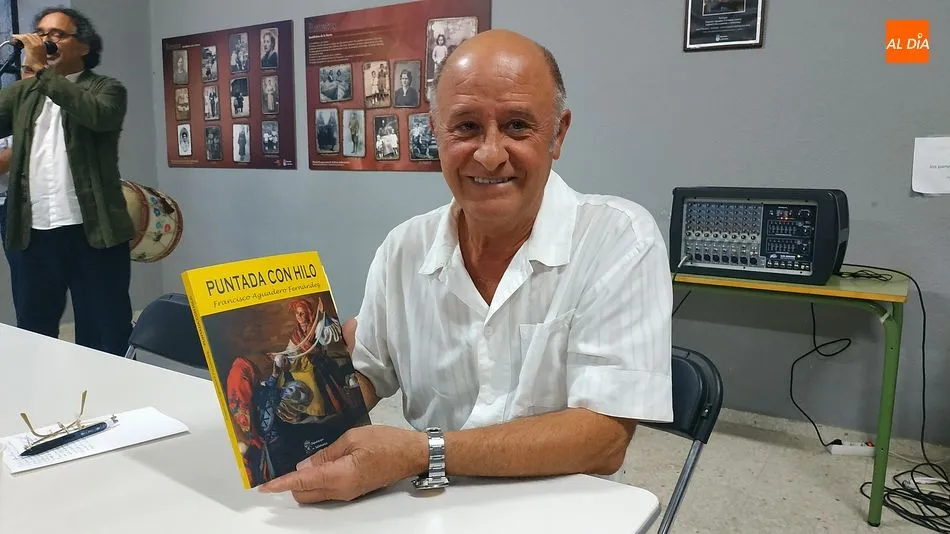 Francisco Aguadero con su libro Puntada con hilo