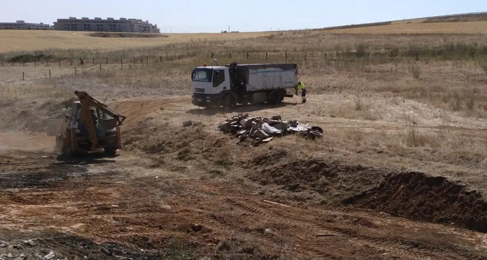 Trabajos de limpieza en la prolongación de la calle Mayor de Chamberí