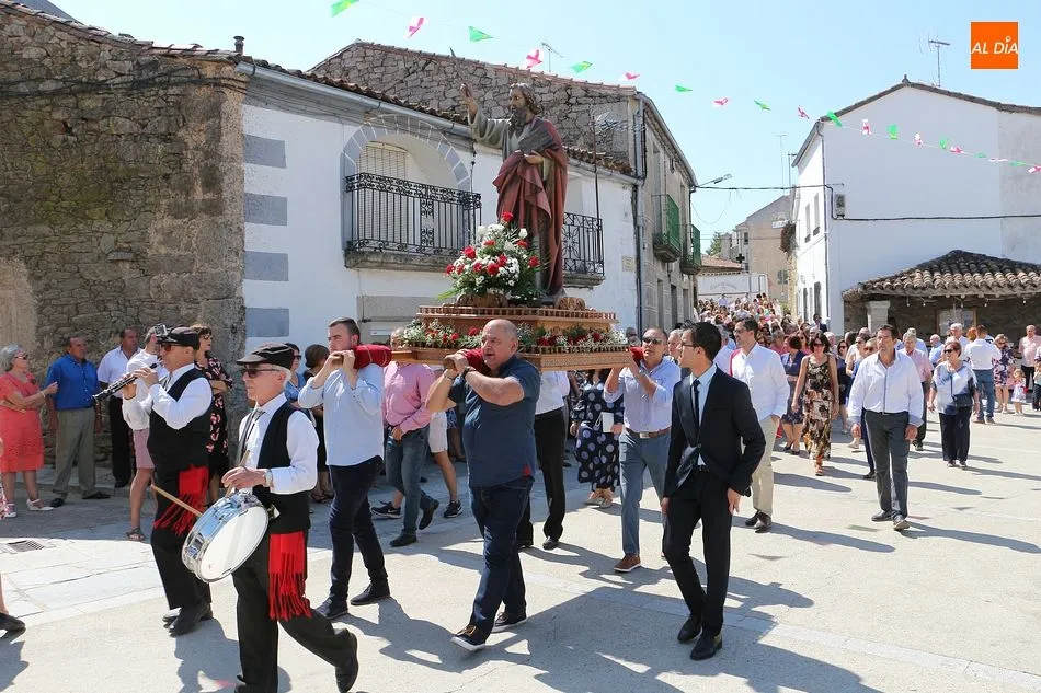 San Bartolo recorre las calles de Los Santos en el día grande de los festejos