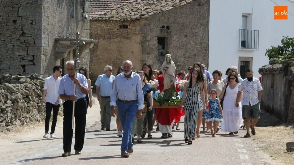 Las mujeres fueron las encargadas de portar a Santa Águeda en la procesión / MARIBEL