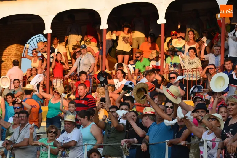Diosleguarde a hombros en una desigual corrida en Peñaranda con buena entrada