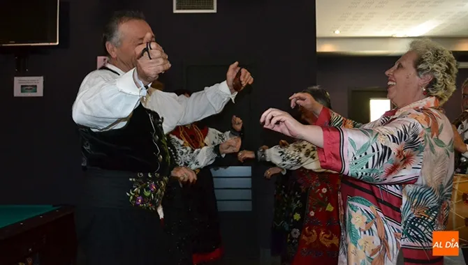 La subdelegada del Gobierno, Encarnación Pérez, bailaba junto a los Cuatro Caños durante la recepción de alcaldes