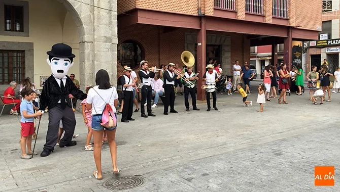 El original Pasacalles Charlot Dixie Jazz Band’ recorría calles y plazas al mediodía de este Domingo de Ferias