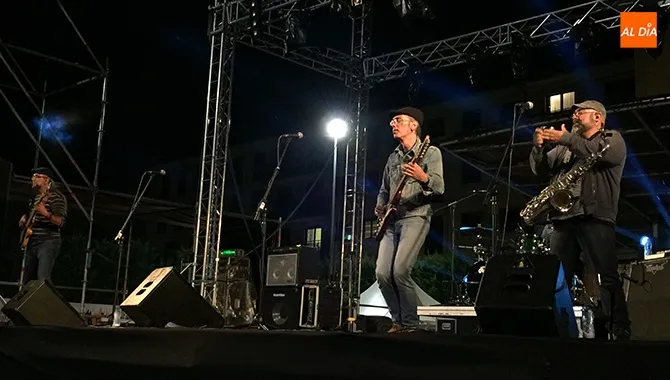 El grupo tributo Fistoscopia actuaban junto a Toseka y Puntos Suspensivos en el Festival Peñaranda Rocks