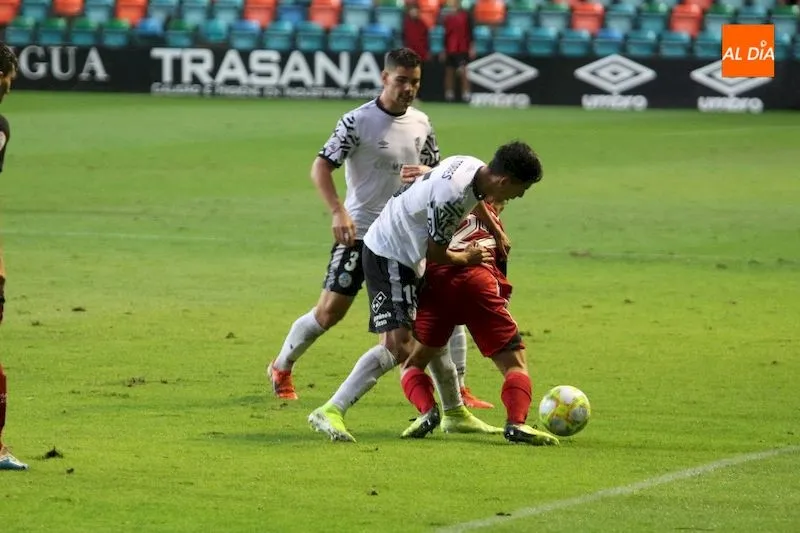 Ulises Torres pelea por un balón / Kiko Robles