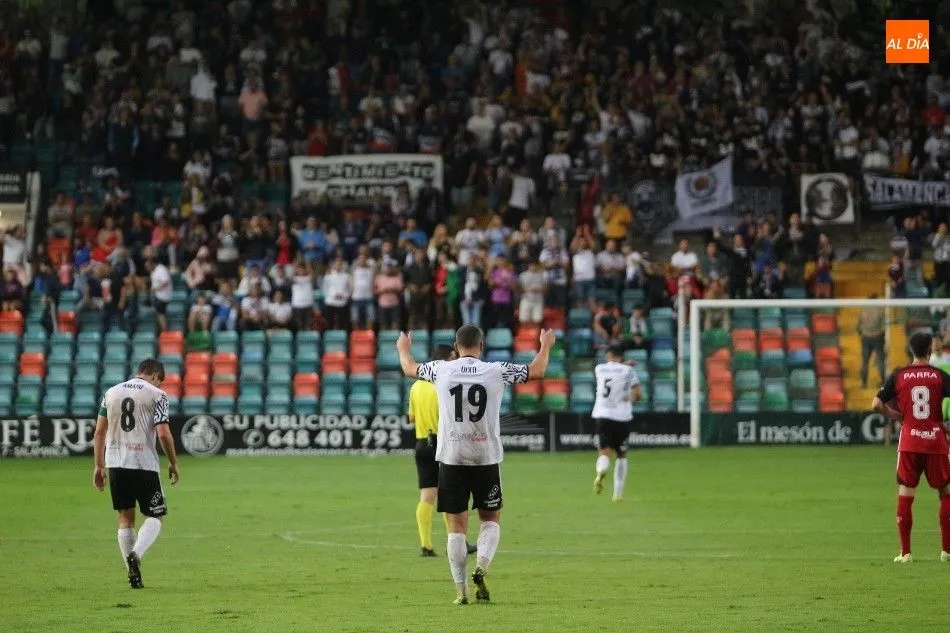 Uxío levanta los brazos en señal de victoria