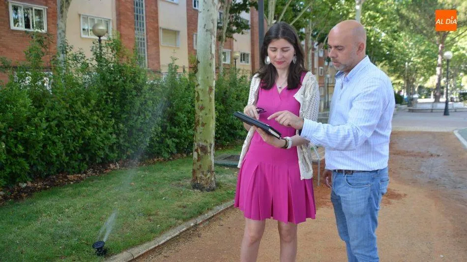 La concejala de Medio Ambiente, Parques y Jardines, Miryam Rodríguez, en una de sus visitas a jardines de la ciudad