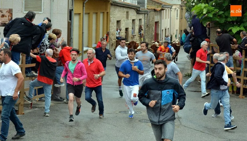 Corredores y astados a su paso por la plaza de la Frontera / E. Corredera