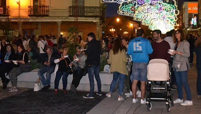 La Plaza de la Constitución acogía la multitudinaria degustación de la carne de novillo