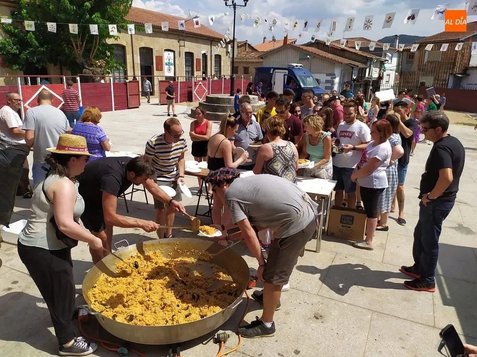 Los vecinos disfrutaron del arroz en la Plaza Mayor