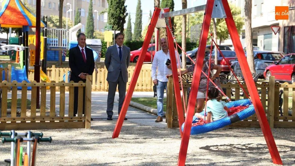El alcalde Carlos García Carbayo en su visita al recientemente reformado parque del bulevar de La Milagrosa