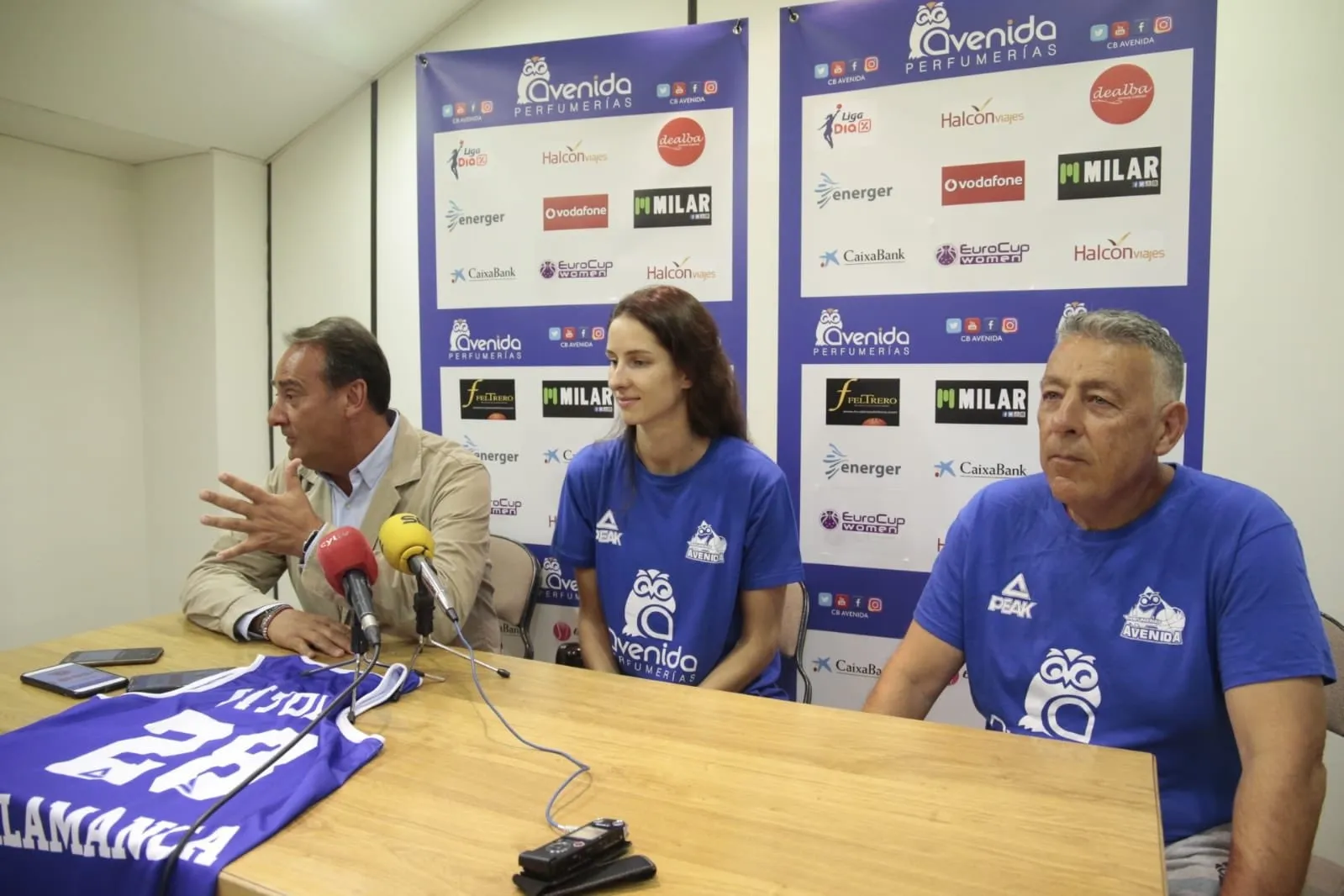 Vitola, con Ortega y Recio / @CBAvenida