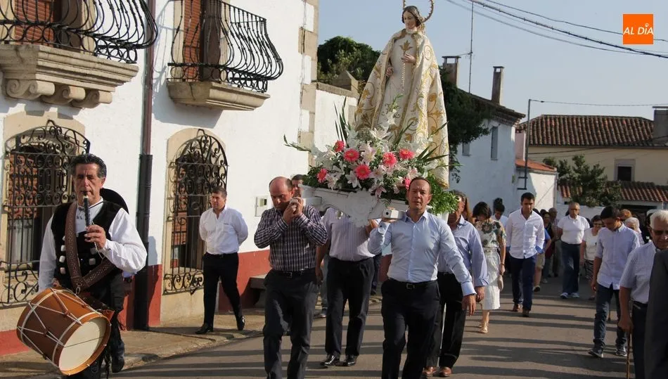Procesión de la Virgen del Rosario por las calles de Fuenteliante