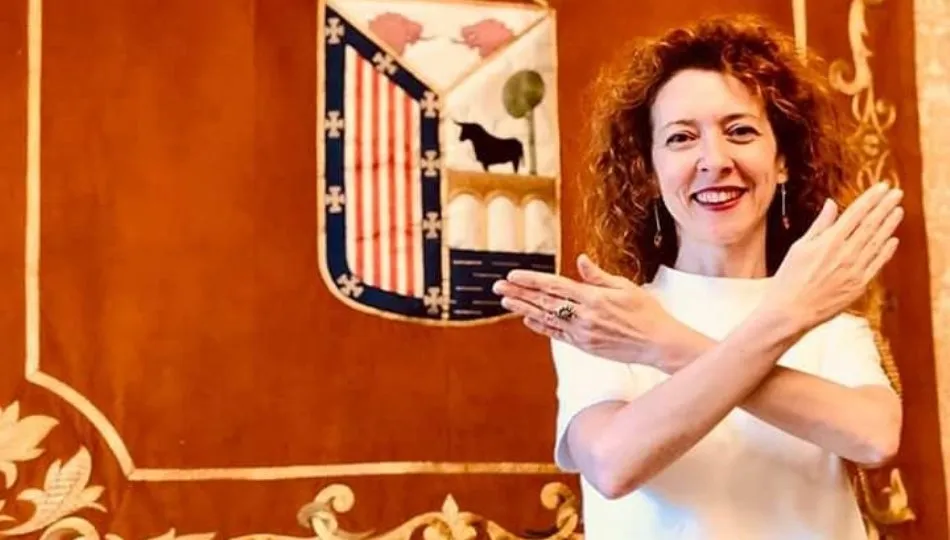 Ana Suárez, primera teniente de alcalde de Salamanca, realizando el gesto que simboliza el compromiso con las afectadas por el Síndrome de Turner