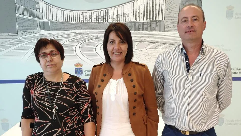 La concejal de Festejos, Silvia González, entre los representantes de Pyfano y la Asociación el Parkinson de Salamanca