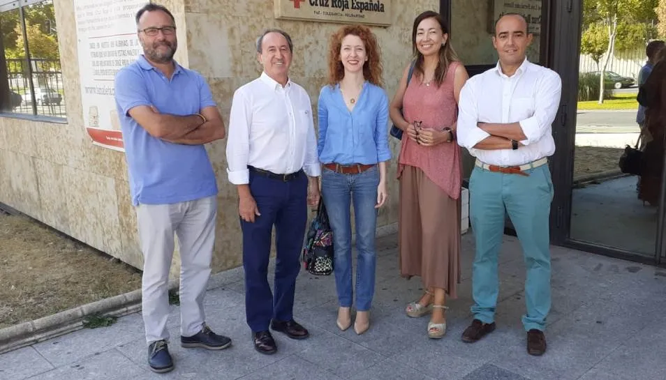 La concejala de Familia e Igualdad de Oportunidades, Ana Suárez, junto al presidente provincial de Cruz Roja, Jesús Juanes, y otros dirigentes de esta organización
