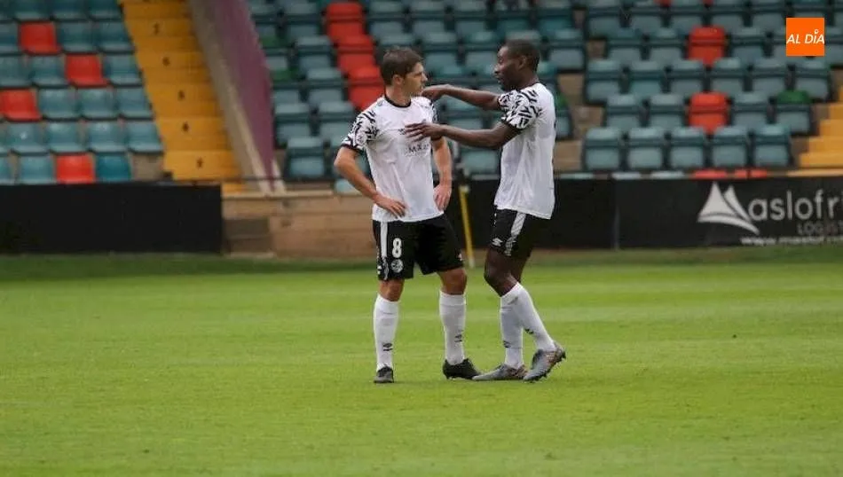 Antonio Amaro, junto a One, en el primer partido de liga. Foto de Kiko Robles