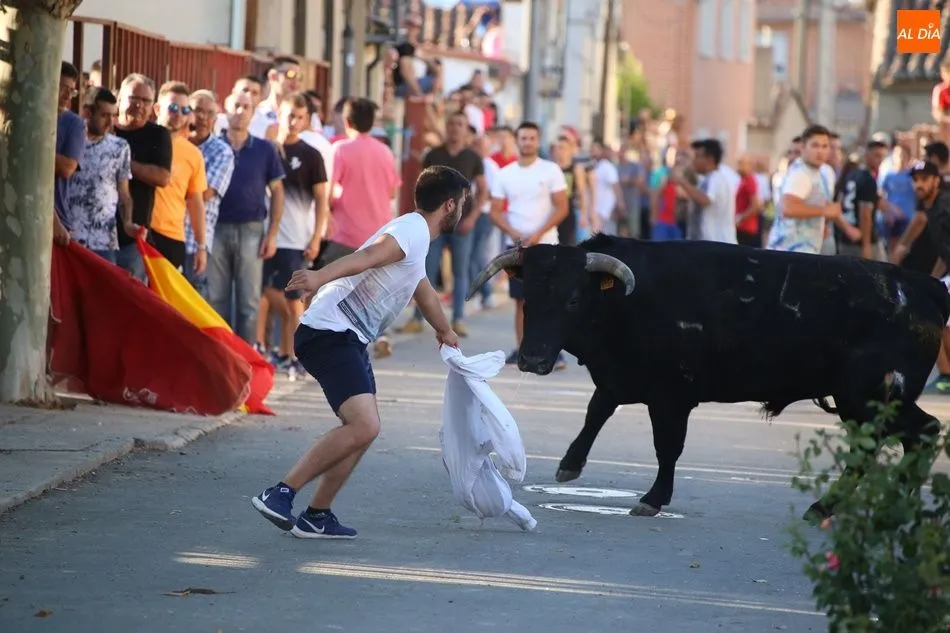 Un mozo, ante el primer novillo del encierro | Víctor Sánchez