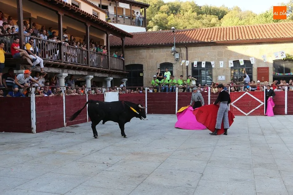 La Plaza Mayor se llenó por completo de público para ver la novillada en Santibañez de la Sierra