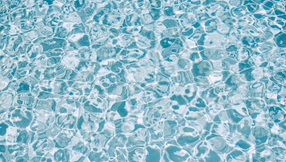 El agua me rocía y me envuelve, saluda cada poro de mi piel y me siento acogida