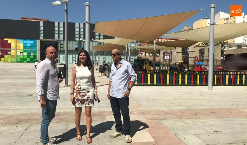 La concejala de Medio Ambiente, Parques y Jardines, Miryam Rodríguez, visita la nueva zona de juegos infantiles