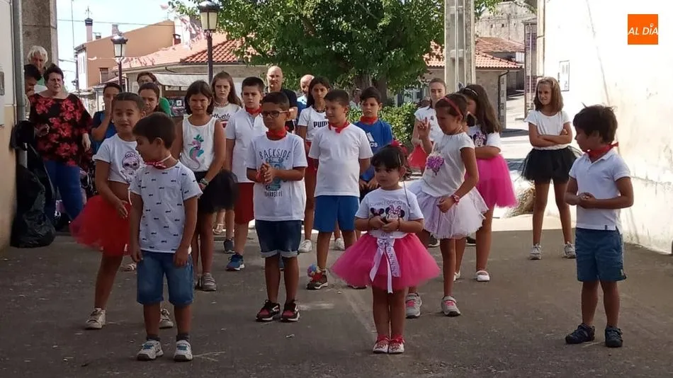 Encinasola de los Comendadores disfruta de un día entre bailes  