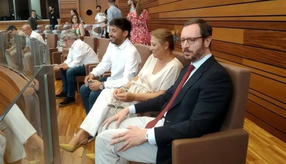 Los tres senadores autonómicos, Francisco Díaz y Teresa López (PSOE) y Javier Maroto (PP), siguen la votación desde la tribuna de invitados de las Cortes / Europa Press