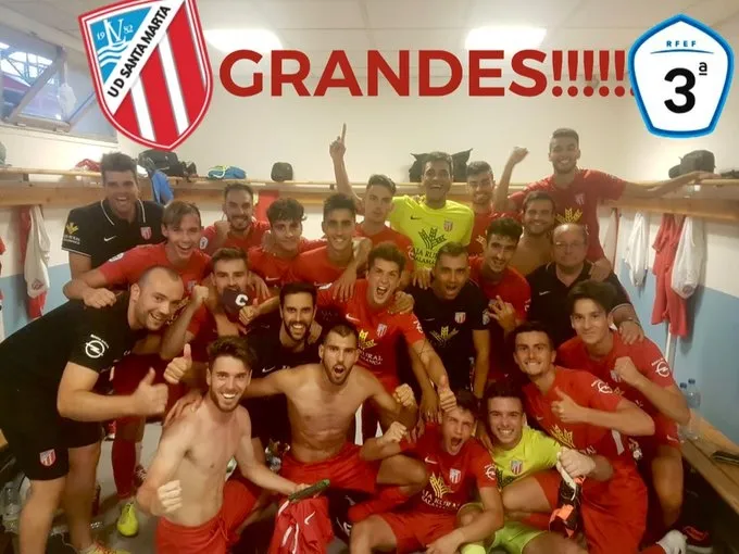 La plantilla del Santa Marta celebra el triunfo en el vestuario / TWITTER