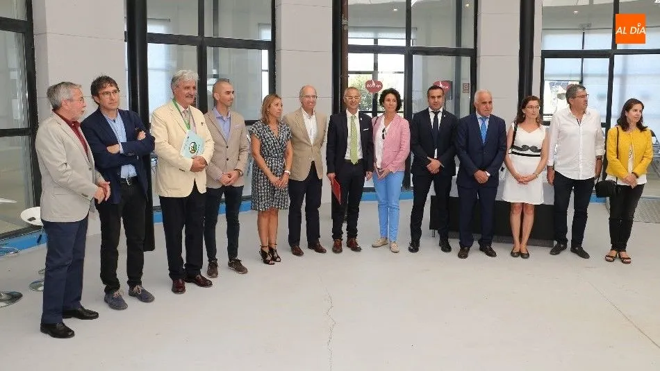 El presidente de la Diputación, Javier Iglesias, junto al rector de la USAL, Ricardo Rivero, y otros representantes de la institución académica. Foto de Kiko Robles
