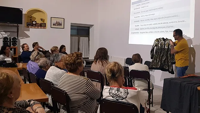 Rágama organizaba un taller sobre recreaciones de vestimentas del siglo XV dentro de los preparativos para su Feria Mudéjar
