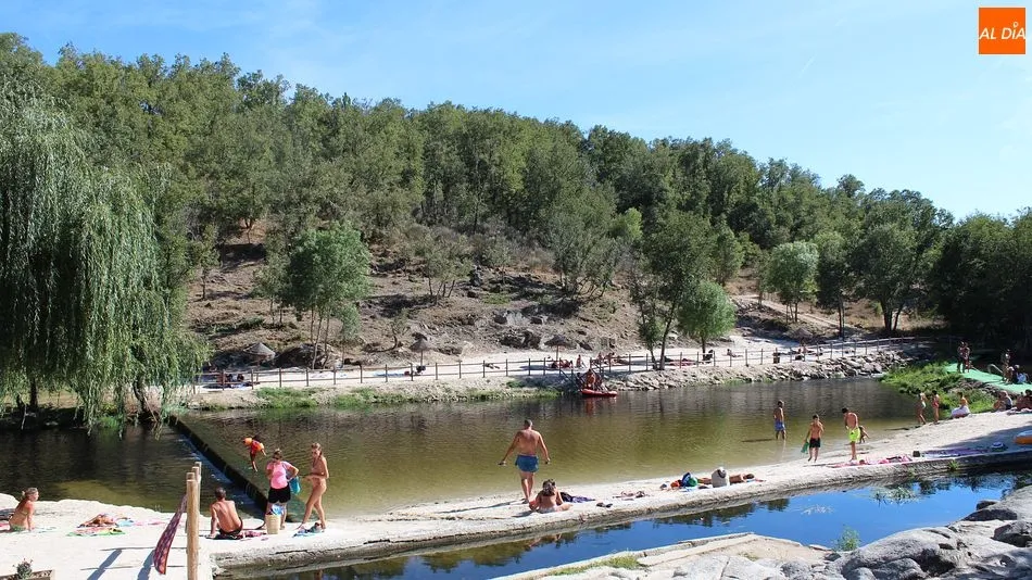 La playa de Rapoula do Côa está acondicionada y dispone de varios servicios, como bar, vestuarios, baños, pistas deportivas y parking/ Rep. Gráf. Martín-Garay