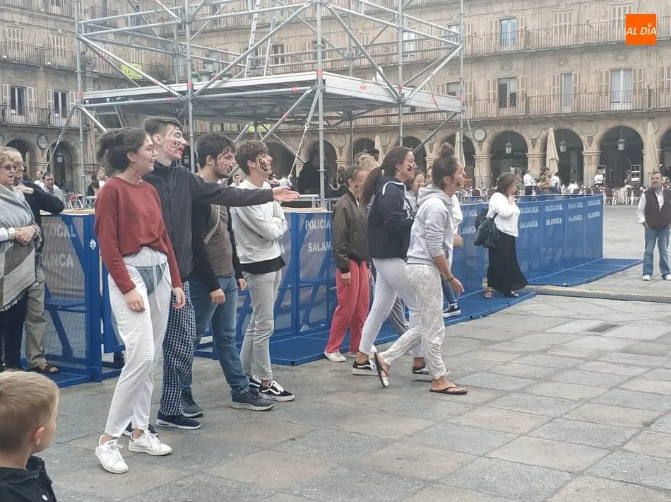 Un grupo de jóvenes en las novatadas / Lydia González